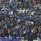 Bobotoh saat mendukung Persib Bandung melawan Persiwa Wamena pada laga Piala Indonesia di Stadion Si Jalak Harupat, Bandung, Senin (11/2). Persib menang 7-0 atas Persiwa. (Bola.com/M Iqbal Ichsan)