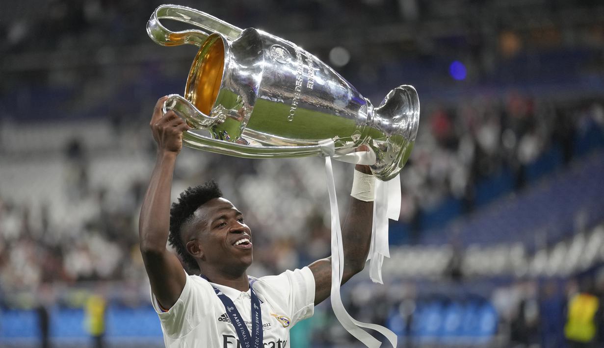 Vinicius Junior. Sayap kiri berusia 21 tahun yang didatangkan Real Marid dari Flamengo pada awal musim 2018/2019 dengan nilai transfer 45 juta euro meraih gelar Liga Champions pertamanya pada musim 2021/2022 ini lewat gol tunggalnya ke gawang Liverpool. Musim ini merupakan musim terbaiknya bersama Los Blancos dengan total tampil dalam 52 laga di semua ajang kompetisi dan mampu mencetak 22 gol dan 20 assist. (AP/Kirsty Wigglesworth)