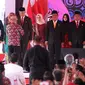 Gubernur Jawa Tengah Ganjar Pranowo, bersama Siti Atikoh Ganjar yang juga Ketua Tim Penggerak PKK Jawa Tengah menerima penghargaan Satyalencana Wira Karya. (Ist)