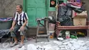 Warga menunggu bangunan miliknya selesai dibongkar petugas Satpol PP di kawasan Petojo Utara VI Kecamatan Gambir, Jakarta, Rabu (30/9/15). Lokasi tersebut nantinya akan difungsikan untuk normalisasi kali Krukut. (Liputan6.com/Gempur M Surya) 
