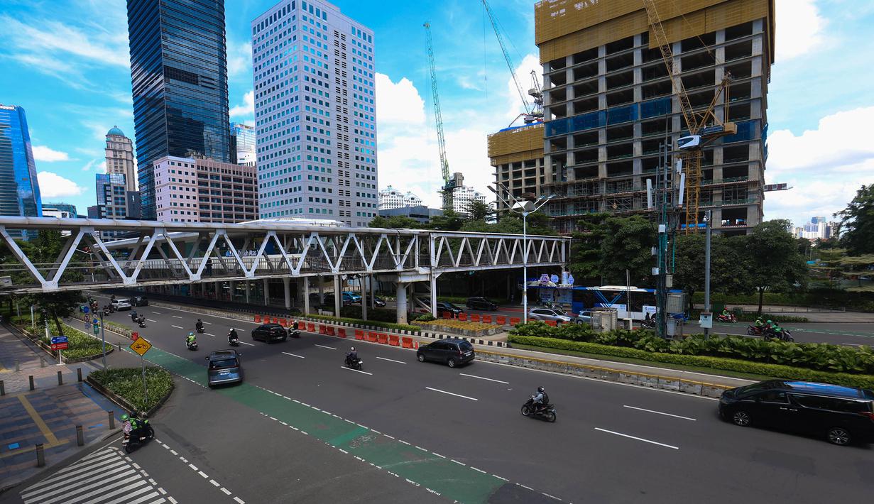 Untuk diketahui, Kebijakan Work From Home (WFH) ini berlaku setiap hari Jumat untuk Aparatur Sipil Negara (ASN) baik di instansi pusat maupun daerah mulai April 2026. Tampak dalam foto, suasana ruas jalan Jenderal Sudirman, Jakarta, saat pemberlakukan kebijakan Work From Home (WFH) untuk Aparatur Sipil Negara (ASN), Jumat (10/4/2026). (Kapanlagi.com/Budy Santoso)