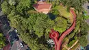 Integrasi tersebut menghadirkan kawasan hijau yang lebih luas, menyatu, dan mudah diakses oleh masyarakat. Tampak foto udara memperlihatkan suasana Taman Bendera Pusaka, Kebayoran Baru, Jakarta, Rabu (1/4/2026). (merdeka.com/Arie Basuki)