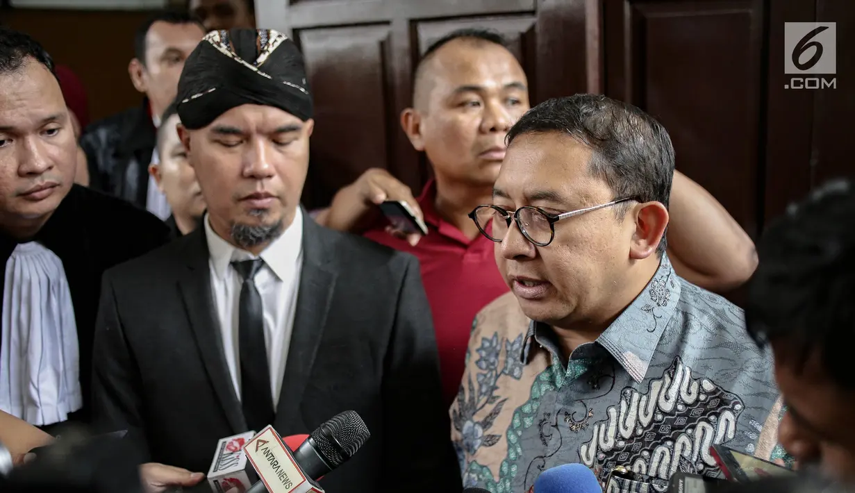 Wakil Ketua DPR Fadli Zon (kanan) memberi keterangan saat menghadiri sidang kedua musisi Ahmad Dhani di PN Jakarta Selatan, Senin (23/4). Ahmad Dhani terancam dengan hukuman enam tahun penjara. (Liputan6.com/Faizal Fanani)