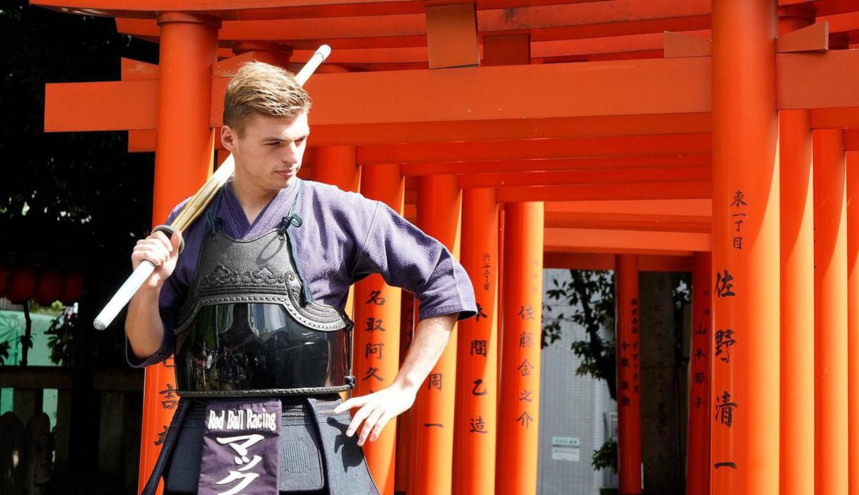 Gaya Max Verstappen dengan seragam seni bela diri Kendo di Konnou Dojo, Shibuya, Jepang (4/10/2017). Daniel dan Max saat ini berapa pada peringkat 4 dan 6 klasemen. (Bola.com/dok.redbullracing.com)