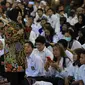 Wali Kota Risma membakar semangat para peserta kejar paket di Surabaya. (Liputan6.com/ Dian Kurniawan)