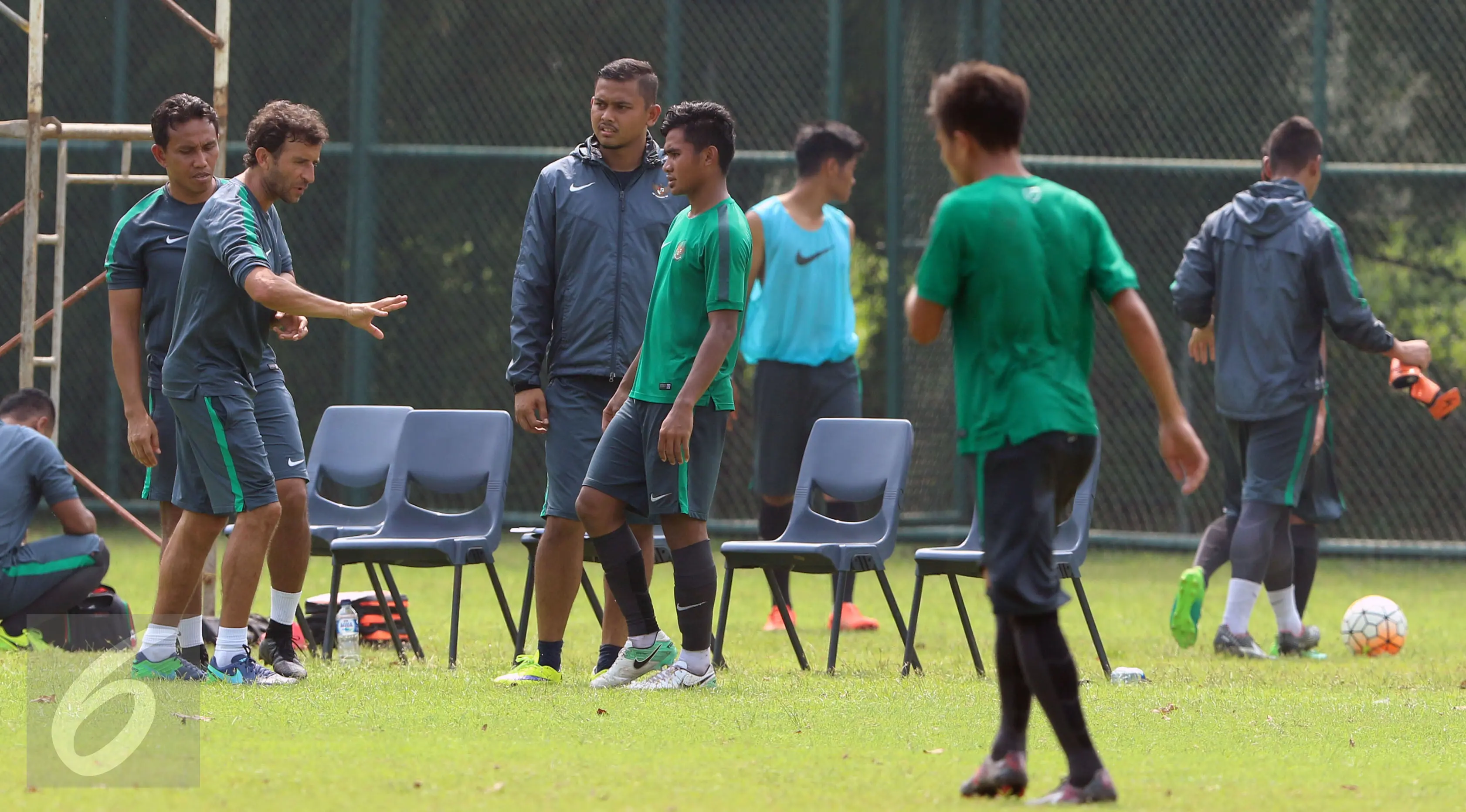 Pelatih Timnas Indonesia U-22, Luis Milla Aspas (kedua kiri) memberi arahan pada timnya usai laga uji coba di Lapangan SPH Karawaci, Tangerang, Selasa (25/4). Timnas Indonesia U-22 unggul 2-1. (Liputan6.com/Helmi Fithriansyah)