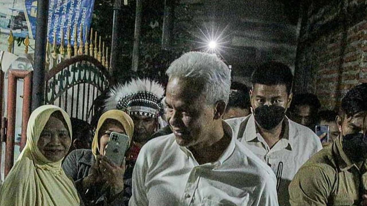 Kehadiran Ganjar di rumah Waidah di Jalan Arjuna GG.14 A, Kelurahan Slerok, Tegal Timur, Kota Tegal, Jawa Tengah, mendapat sambutan antusias dari warga sekitar.