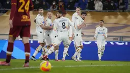 Bek Lecce, Arturo Calabresi (kanan) berselebrasi usai mencetak gol ke gawang AS Roma pada pertandingan 16 besar Coppa Italia di stadion Olimpiade Roma, Jumat (21/1/2022). AS Roma menang atas Lecce 3-1. (AP Photo/Alessandra Tarantino)
