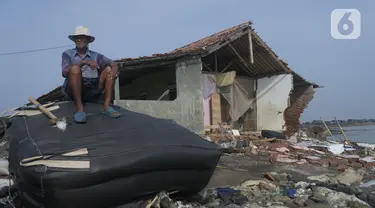 Carmad (80) membuat penahan ombak dari bambu di Kampung Pisangan Desa Cemara Jaya, Kabupaten Karawang, Jawa Barat, Rabu (24/4/2024). (merdeka.com/Imam Buhori)