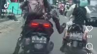 Tangkapan layar video viral diduga prajurit TNI menendang sepeda motor emak-emak yang tengah membonceng anak kecil. (Foto: Istimewa)