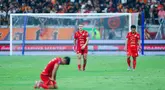 Pemain Persija Jakarta tertunduk lesu setelah dipaksa bermain imbang 1-1 dengan Bali United dalam lanjutan BRI Super League 2025/2026 di Jakarta International Stadium (JIS), Minggu (14/9/2025) malam WIB. (Bola.com/M Iqbal Ichsan)
