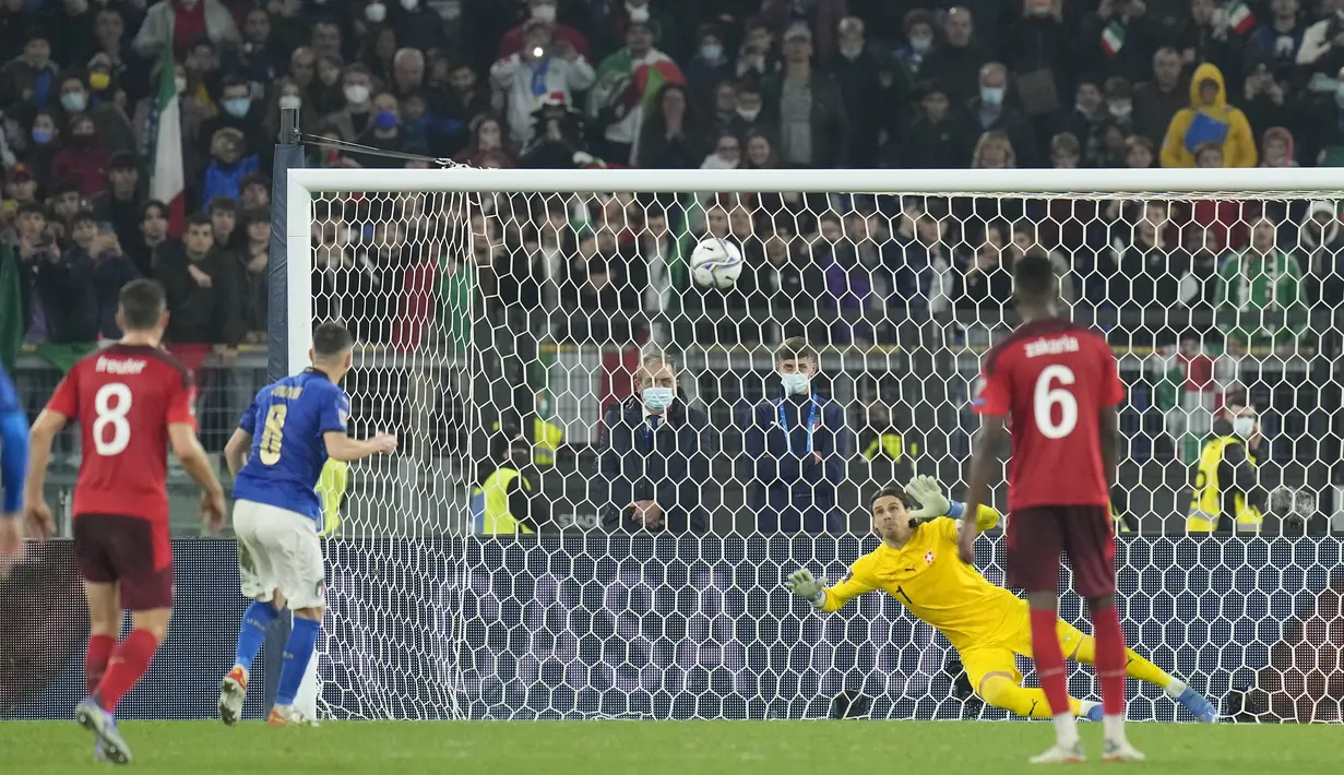 Gelandang Italia, Jorginho saat gagal melakukan tendangan  penalti ke gawang Swiss pada pertandingan Grup C kualifikasi Piala Dunia 2022 di stadion Olimpiade Roma, Sabtu (13/11/2021). Hasil ini membuat Italia masih kokoh di puncak klasemen dengan 15 poin. (AP Photo/Gregorio Borgia)
