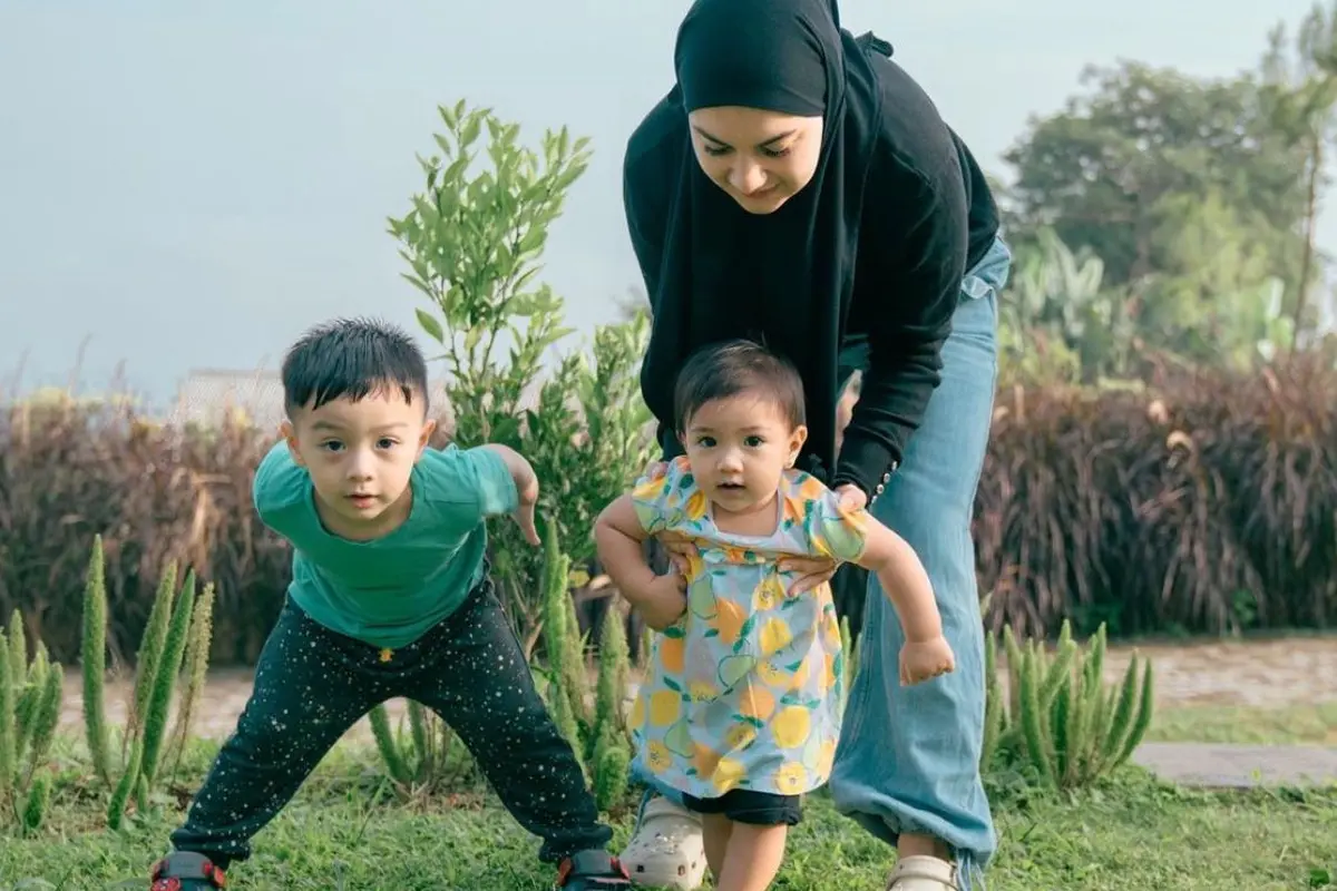 Irish Bella dan dua anaknya, Air Rumi Akbar dan Amala Putri Sabai Akbar (Instagram/@_irishbella_)