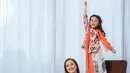 Salma, putri Atiqah Hasiholan, terlihat cheerful kenakan kebaya floral. Dipadukan dengan rok putih dan selendang oranye [@atiqahasiholan]