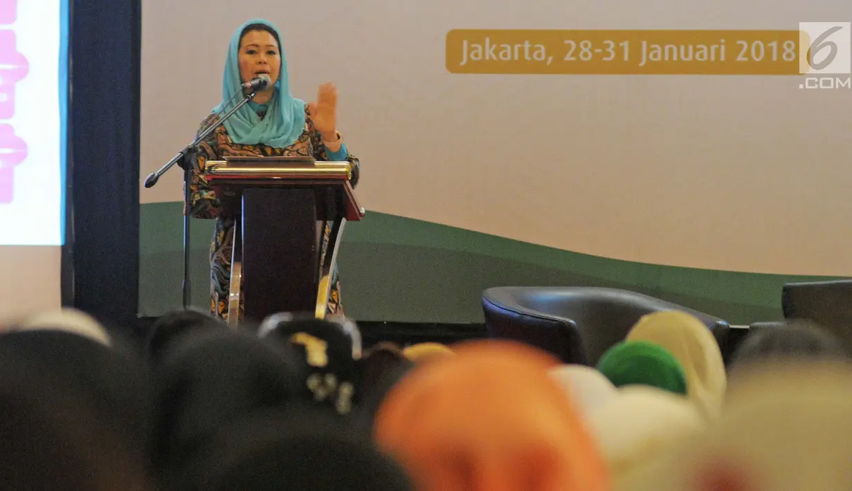 Direktur Wahid Foundation, Yenny Wahid memberi pemaparan saat diskusi panel di Jakarta, Senin (29/1). Menurut Yenny di Indonesia sebanyak 80,7% perempuan mendukung hak kebebasan menjalankan ajaran agama dan keyakinannya. (Liputan6.com/Herman Zakharia)