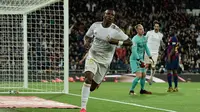 Winger Real Madrid, Vinicius Junior, merayakan gol ke gawang Barcelona pada laga pekan ke-26 La Liga Spanyol di Santiago Bernabeu, Minggu (1/3/2020). Madrid pun menang 2-0 atas Barca. (AFP/OSCAR DEL POZO)