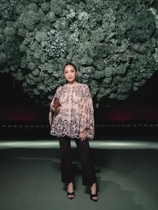 Nagita Slavina kenaka winged blouse cokelat Biyan seharga Rp31jutaan dan ankle trouser. Dipadu dengn open toe heels dan clutch dari Vone World. [@raffinagita1717]