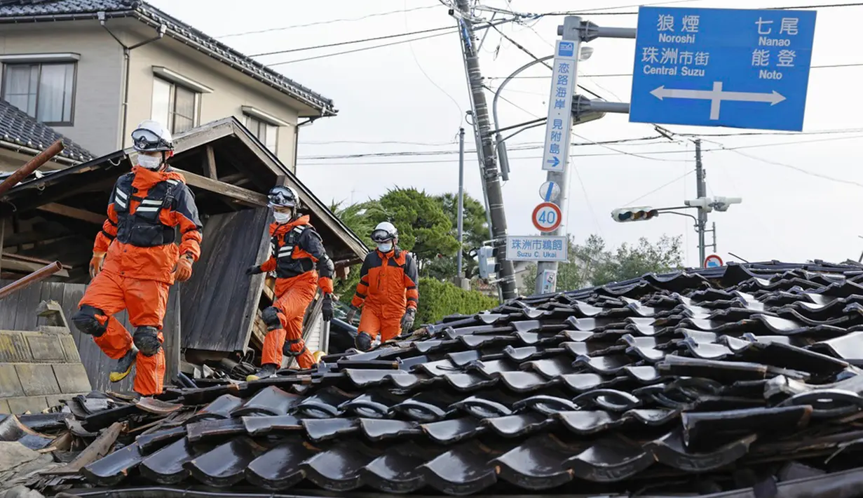 Gempa itu memicu kerusakan parah dan sempat memicu kebakaran yang menghanguskan ratusan rumah di area tersebut. Lebih dari 450 orang lainnya, menurut laporan AFP, mengalami luka-luka akibat gempa. (Kyodo News via AP)