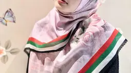 Motif warna bendera Palestina ini berada di setiap sisi hijab. Sedangkan warna dasar hijab ialah pink dengan motif bunga-bunga. Hijab yang dibuat Inara Rusli ini juga untuk dijual. Nantinya, uang hasil penjualan akan didonasikan untuk memberikan bantuan kepada warga Palestina. (Liputan6.com/IG/@mommy_starla)