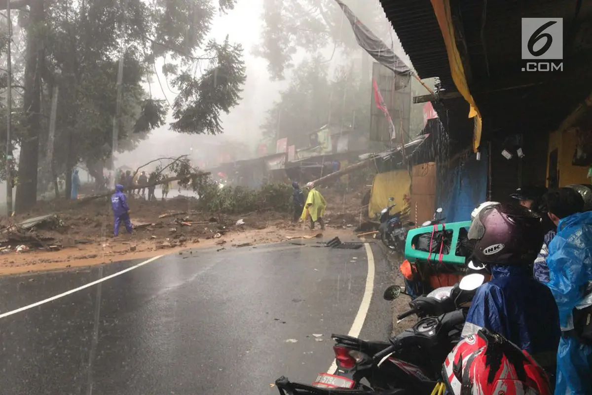 Longsor Terjadi di Tiga Titik, Arus Lalu Lintas Puncak Dialihkan