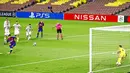 Striker Barcelona, Luis Suarez, mencetak gol melalui tendangan penalti ke gawang Napoli pada laga Liga Champions di Stadion Camp Nou, Sabtu (8/8/2020). Barcelona menang 3-1 atas Napoli. (AP/Joan Monfort)
