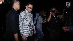 Direktur Utama Hotel Ijen Suites Iwan Budianto meninggalkan Gedung KPK usai diperiksa, Jakarta, Rabu (11/10). Iwan diperiksa sebagai saksi dugaan suap pengadaan barang dan jasa di lingkungan Pemkot Batu TA 2017. (Liputan6.com/Helmi Fithriansyah)