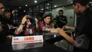 Guru kembar dari Sekolah Darurat Kartini saat menulis daftar hadir di Lobi KPK, Jakarta, Senin (26/1/2015). Kunjungan mereka sebagai bentuk dukungan kepada KPK.(Liputan6.com/Herman Zakharia) 