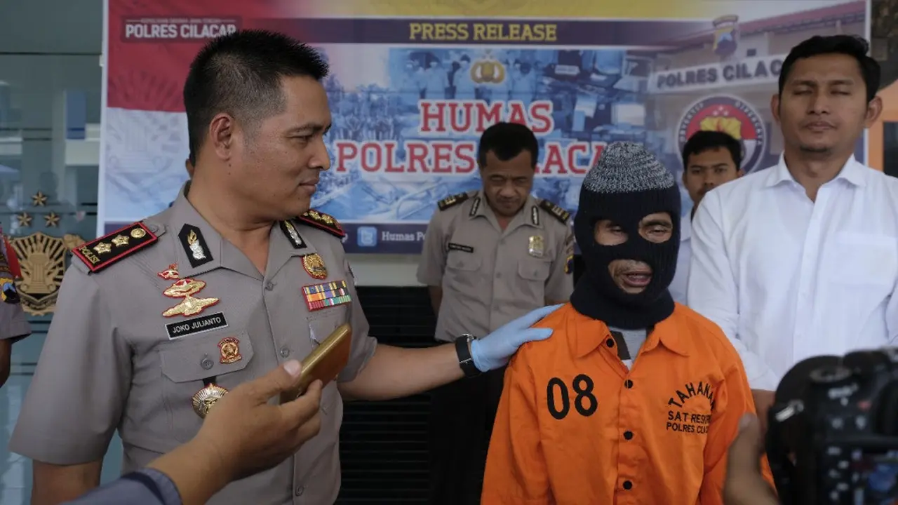Kapolres Cilacap, AKBP Djoko Julianto menanyai tersangka guru cabul, Nasro. (Foto: Liputan6.com/Polres Cilacap/Muhamad Ridlo)