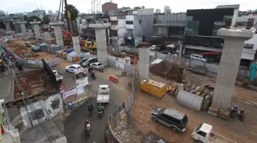 Sejumlah kendaraan melaju di Jalan Fatmawati Raya yang sebagian ruas jalannya ditutup, Jakarta, Kamis (9/2). Penutupan sebagian Jalan Fatmawati untuk mempercepat pembangunan struktur layang proyek Mass Rapid Transit (MRT). (Liputan6.com/Angga Yuniar)