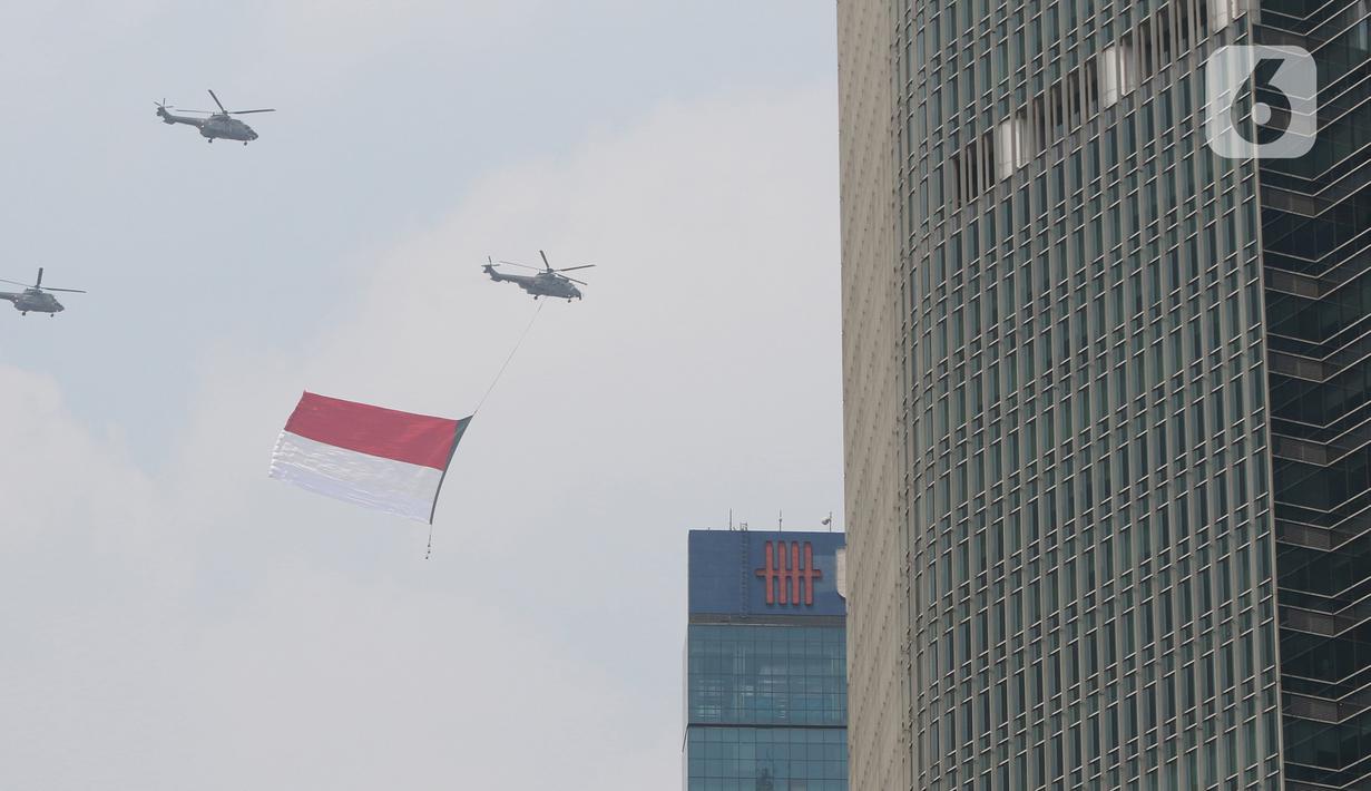 Tiga helikopter TNI AU mengibarkan bendera merah putih saat Upacara Peringatan Detik-Detik Proklamasi di kawasan Monas, Jakarta, Selasa (17/8/2021). Sebanyak enam helikopter TNI AU mengibarkan bendera merah putih berukuran 20 x 30 meter dalam rangka HUT ke-76 RI. (Liputan6.com/Herman Zakharia)