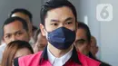 Saat itu, tangan Harvey terlihat diikat dengan borgol, sementara tangan Helena ditutupi dengan kain. (Liputan6.com/Herman Zakharia)