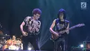 Aksi panggung personel band God Bless, Ahmad Albar dan Ian Antono saat menghibur penonton di JogjaRockarta International Music Festival 2017 di Stadion Kridosono, Jogjakarta, Jumat (29/9). (Liputan6.com/Herman Zakharia)