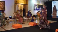 Seorang model berjalan di runway fashion show "Introducing Indonesia: A Hybrid Fashion Event"