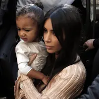 Kejadian perampokan yang menimpa Kim Kardashian masih terus dalam penyelidikan pihak kepolisian. Trauma dengan musibah yang menimpanya, kabarnya Kim tak ingin bertemu dengan kawanan perampok tersebut di pengadilan. (AFP/Bintang.com)