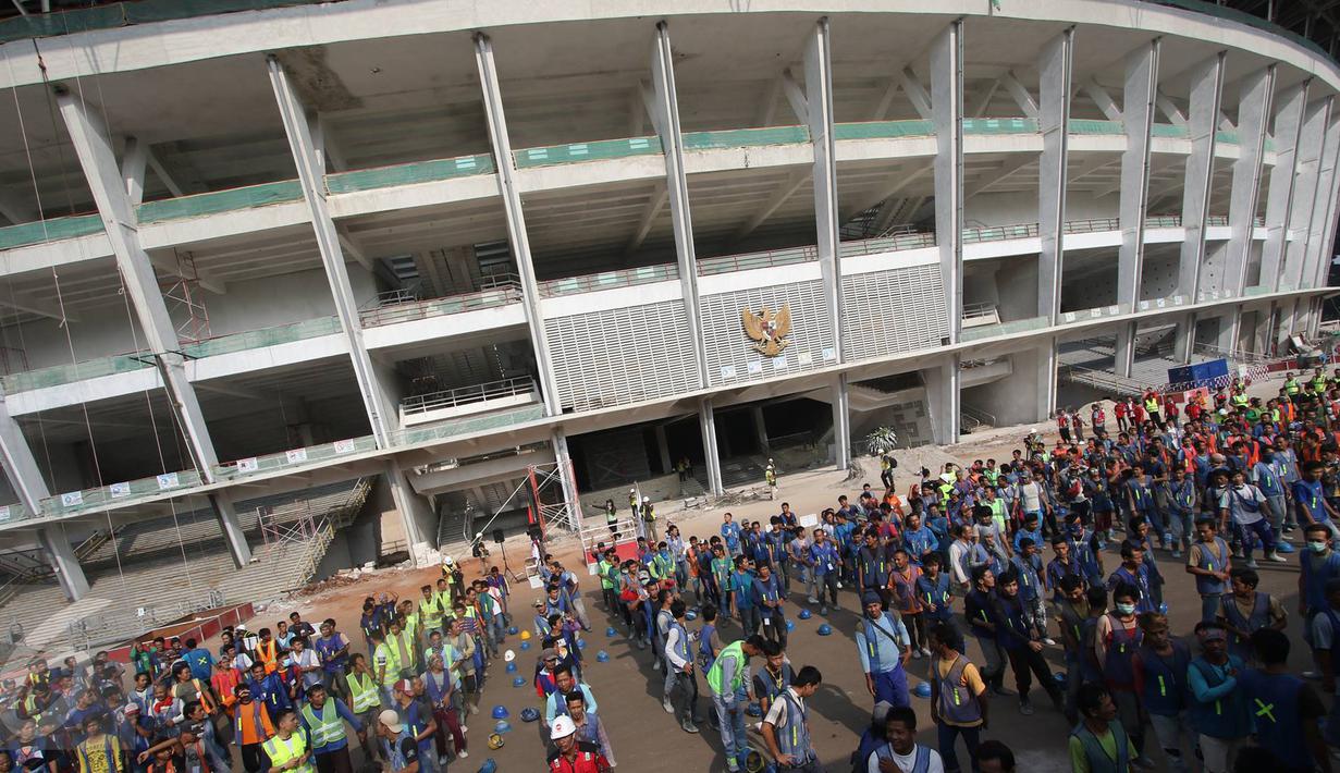 Suasana senam para pekerja Stadion Utama GBK di kawasan Senayan, Jakarta, Jumat (17/3). Senam dilakukan untuk menjaga kebugaran pekerja yang rutin diadakan setiap Jumat pagi. (Liputan6.com/Immanuel Antonius)