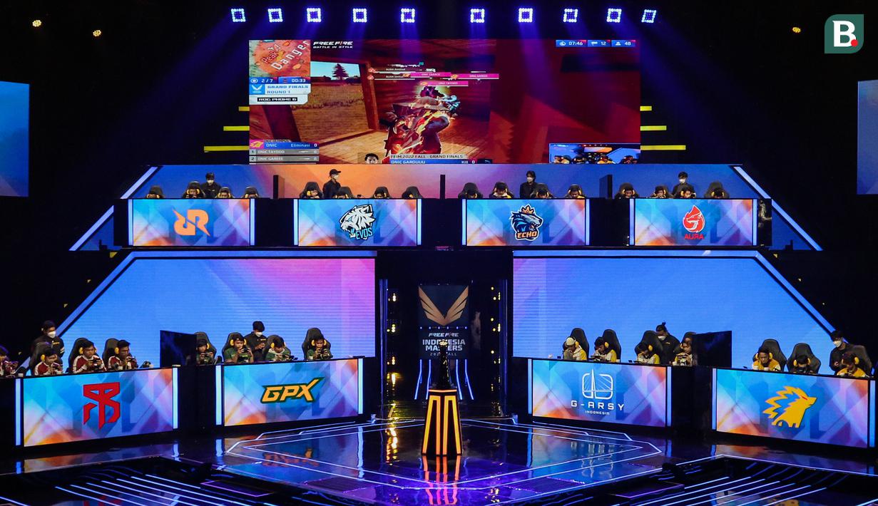 <p>Sebanyak 12 tim berlomba saat grand final Free Fire Indonesia Masters 2022 Fall yang berlangsung di FFIM Stadium, Studio RCTI+, Kebon Jeruk, Jakarta, Minggu (23/10/2022). (Bola.com/Bagaskara Lazuardi)</p>