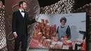 Host Jimmy Kimmel menyaksikan video saat ibunya, Joann Iacono, membuat 7.000 sandwich selai isi kacang untuk dibagikan kepada para hadirin selama penghargaan Emmy Awards 2016, di Los Angeles, Minggu (18/9). (Kevin Winter/Getty Images NORTH AMERICA/AFP)
