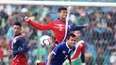 Pemain Garuda All Star, Edi Hafid (merah) berebut bola dengan pemain PSB, Ano. (Bolacom/Arief Bagus)