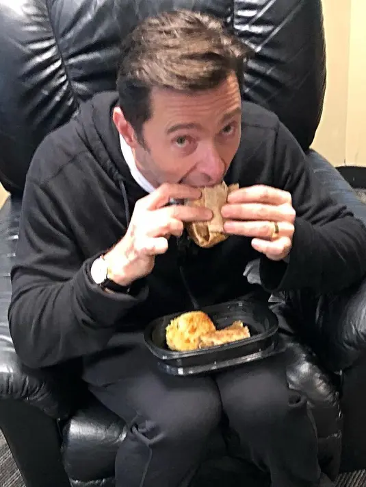 Duh, kayaknya makannya lahap banget nih pagi-pagi! (instagram/thehughjackman)