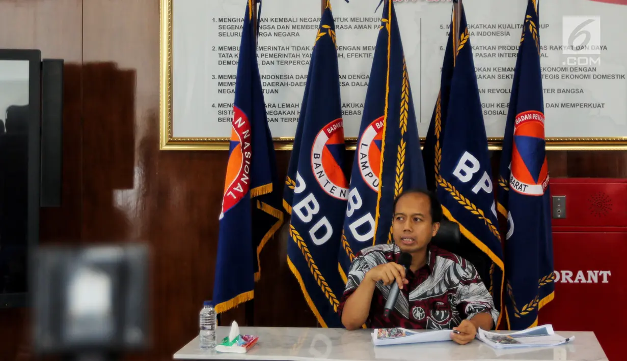 Kepala Pusat Data Informasi dan Humas BNPB Sutopo Purwo Nugroho memberi keterangan pers di Kantor BNPB, Jakarta, Rabu (2/1). BNPB masih terus bekerja sama dengan seluruh stakeholder untuk cepat menangani bencana longsor tersebut. (Liputan6.com/JohanTallo)