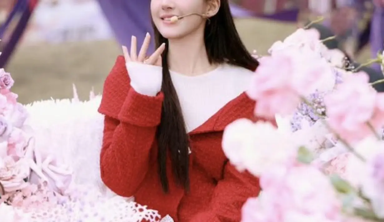 Ia tampak memikat dengan dress merah yang dikenakannya. Dirinya juga terlihat lebih sehat.  (Foto: Instagram/ Weibo)