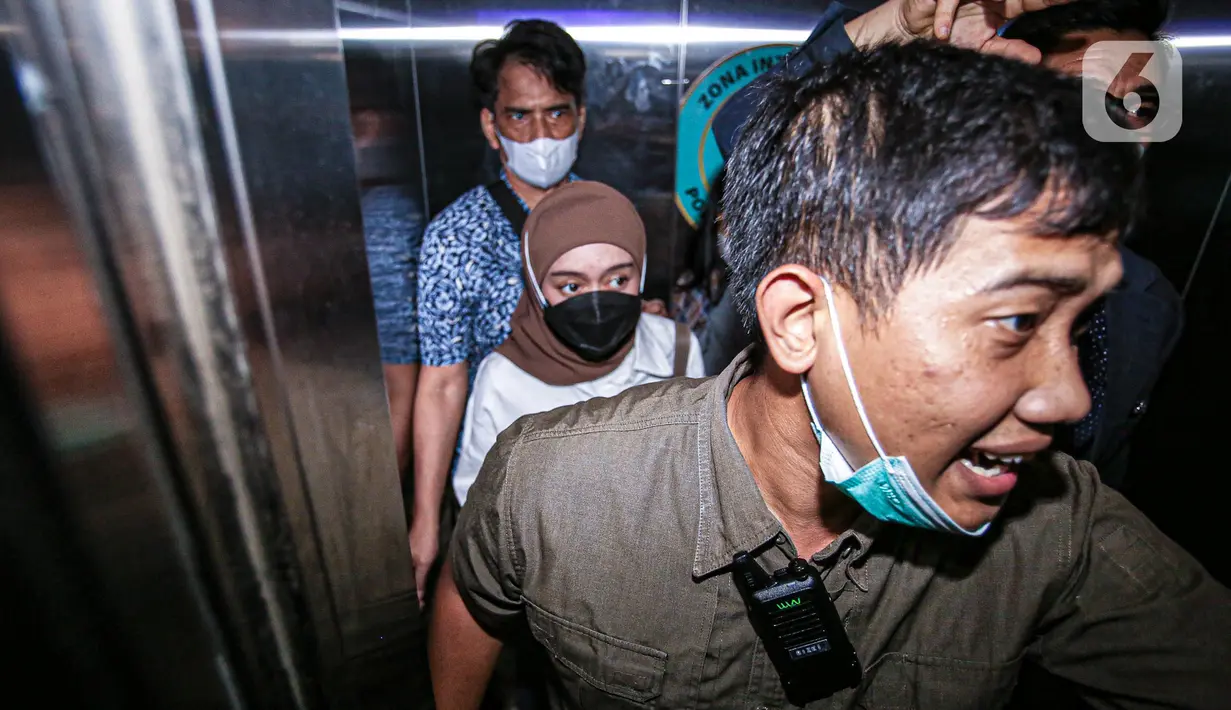 <p>Lesti Kejora dengan penjagaan ketat mendatangi Mapolres Jakarta Selatan, Kamis (13/10/2022). Kedatangan Lesti Kejora cukup mengejutkan karena hanya berselang sesaat pascapenetapan penahanan suaminya, Rizky Billar. (Liputan6.com/Faizal Fanani)</p>