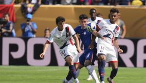 Duel antarpemain&nbsp;dalam laga Chelsea vs PSG di final Piala Dunia Antarklub 2025, Senin (14/7/2025). (AP Photo/Seth Wenig)