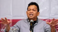 Ketua Komite Ekonomi dan Industri Nasional (KEIN), Soetrisno Bachir menyampaikan presentasi saat menjadi pembicara kunci pada Workshop di Bogor, Sabtu (13/8/2016). Workshop mensosialisasikan Tupoksi dan program KEIN. (Liputan6.com/Helmi Fithriansyah)