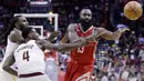 Pemain Houston Rockets, James Harden (13) melepaskan umpan melewati adangan pemain Cavaliers pada laga NBA basketball game di Toyota Center, Houtson, (9/11/2017). Houtson menang  atas Cavs 117-113. (AP/Michael Wyke)