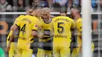 Pemain Borussia Dortmund Marco Reus (tengah) merayakan gol ke gawang Hoffenheim pada pertandingan sepak bola Bundesliga di Sinsheim, Jerman, Jumat (29/9/2023). Borussia Dortmund menang 3-1 atas Hoffenheim. (Daniel ROLAND/AFP)
