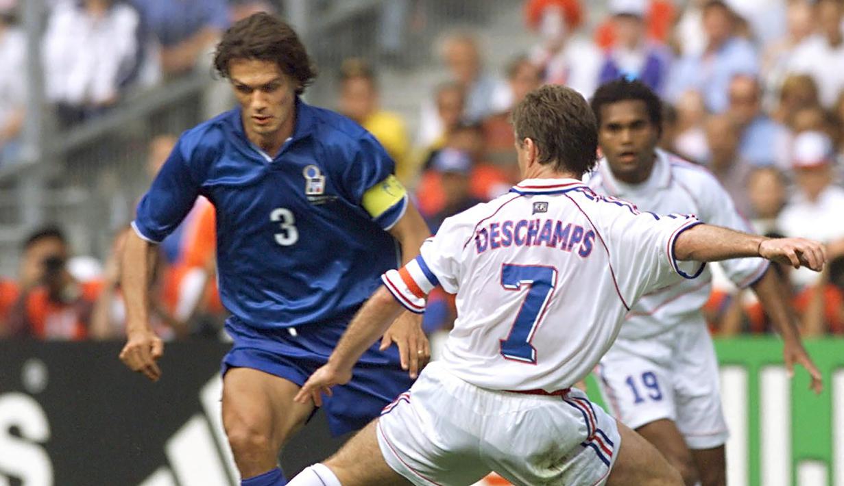 Paolo Maldini. Bek kiri Italia yang kini berusia 53 tahun dan telah pensiun pada Juli 2009 ini mengoleksi 23 Caps dalam 4 edisi Piala Dunia, 1990 hingga 2002. Tanpa sebuah gol pun, prestasi terbaiknya runner-up pada edisi 1994 usai kalah adu penalti 2-3 dari Brasil di final. (AFP/Gerard Julien)