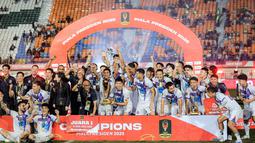 Para pemain Port FC mengangkat Piala Presiden 2025 usai berhasil mengalahkan Oxford United 2-1 di partai final yang berlangsung di Stadion Si Jalak Harupat, Kabupaten Bandung, pada Minggu (13/7/2025) malam WIB. (Bola.com/Bagaskara Lazuardi)
