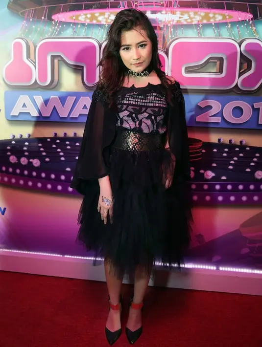 Suatu kebanggan bagi Prilly bisa meraih prestasi dengan menang nominasi sebagai Host Tamu Paling Inbox. Pasalnya ia mampu menyingkirkan sederet nama lain yang masuk ke dalam nominasi tersebut, yang terbilang senior baginya. (Bambang E. Ros/Bintang.com)