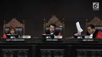 Hakim MK Arie Hidayat (kanan) didampingi Ketua Hakim MK Anwar Usman (tengah) dan Hakim MK Enny Nurbaningsih saat memimpin sidang perdana sengketa Pemilu Legislatif 2019 di Gedung MK, Jakarta, Selasa (9/7/2019). Hakim memeriksa kelengkapan dan kejelasan materi permohonan. (merdeka.com/Iqbal Nugroho)